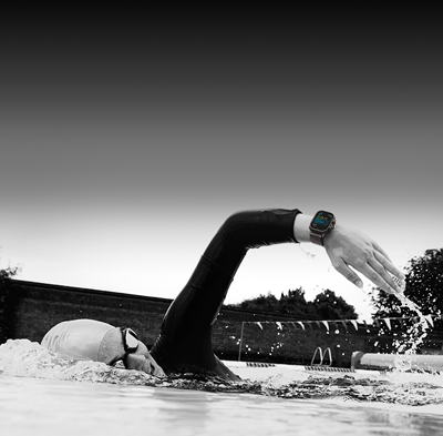 Swimmer tracks workout on Apple Watch Ultra 3