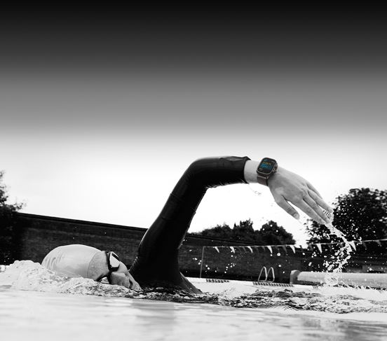 Swimmer tracks workout on Apple Watch Ultra 3